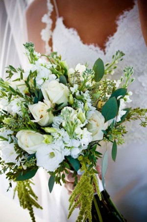Rustic-White-and-Green-Boquuet