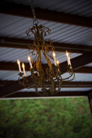 chandelier-barn-wedding