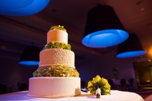 wedding-cake-with-chartreuse-orchids