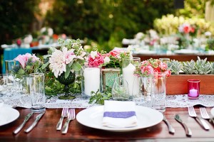 lush-green-and-pink-tablescape
