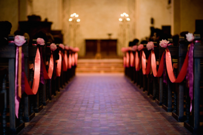 pink-ribbons-and-flowers-on-church-pews