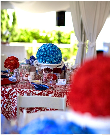 blue and red tablescape wedding centerpiece