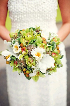 bride-bouquet-white-and-green-with-succulents