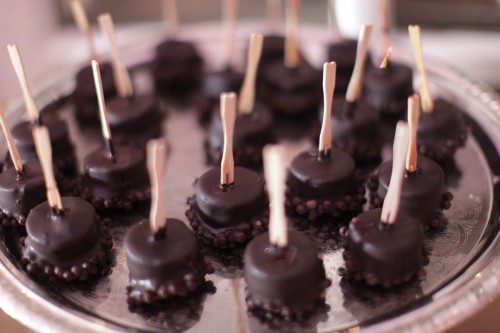chocolate-dipped-cheesecake-on-a-stick