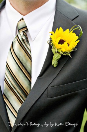 groom-striped-tie-sunflower-boutonniere