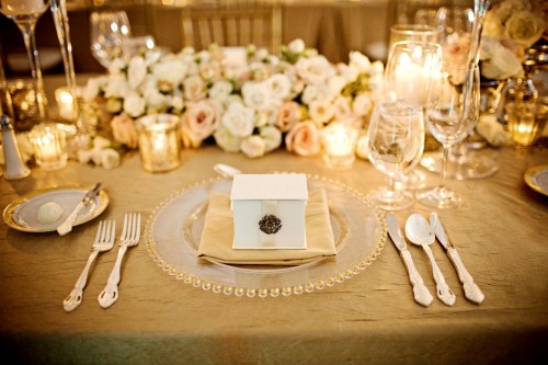gold-and-cream-table-setting-place-setting-wedding-gold-linens
