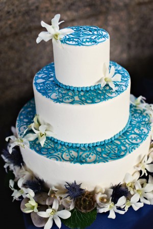 ocean-blue-and-white-cake-with-orchids