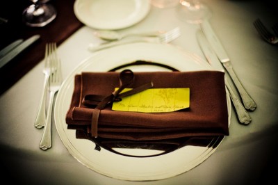 chocolate-brown-and-green-place-setting-wedding