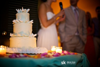 cream-wedding-cake-with-white-chocolate-rolls
