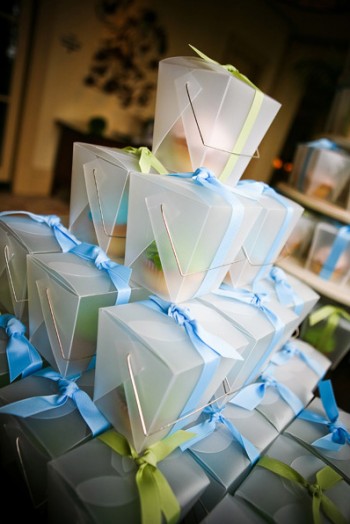 cupcake-favors-in-transparent-chinese-takeout-boxes-tied-with-ribbon