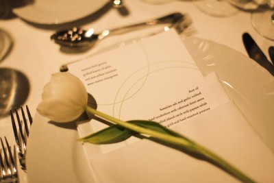 single-tulip-at-place-setting-menu-in-napkin-wedding
