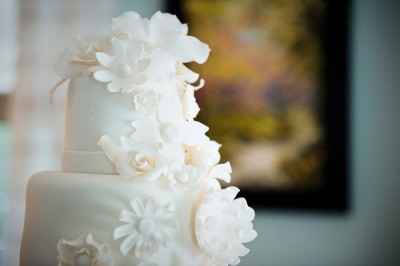sugar-flower-detail-white-cake