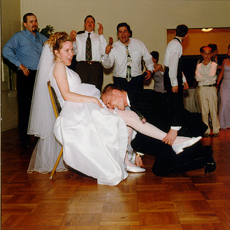 wedding-garter-toss
