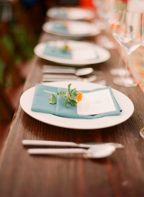 flower-at-each-place-setting-wedding-ideas