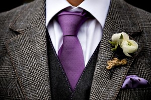 groom-purple-tie-ranunculus-boutonniere