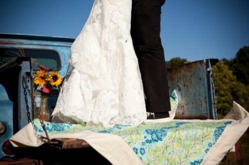 handmade-blanket-vintage-truck-wedding-photos