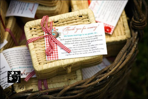 miniature-picnic-baskets-wedding-favors