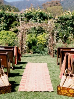 rug-aisle-runner-wood-benches-wedding-ceremony