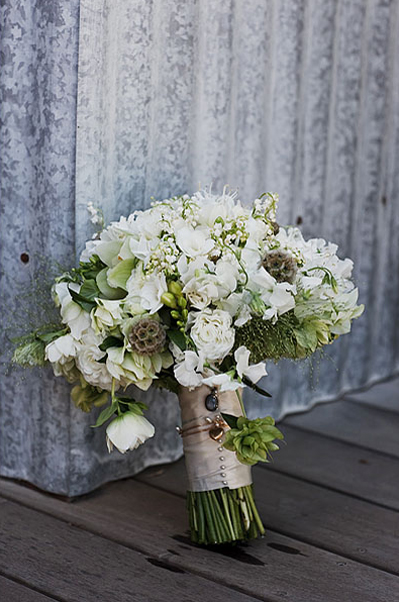 rustic-bouquet-white-and-green