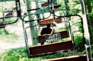 ski-lift-wedding-just-married-sign