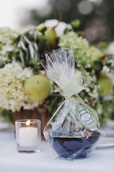 wedding-favors-tied-with-gingham-ribbon