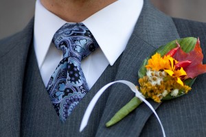 wildflower-boutonniere-gray-suit-groom
