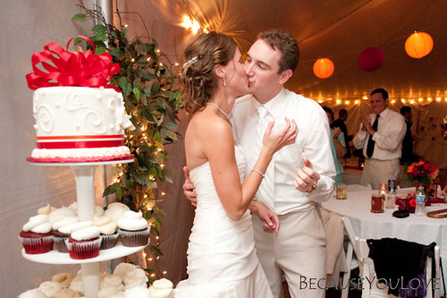 wedding cutting the cake