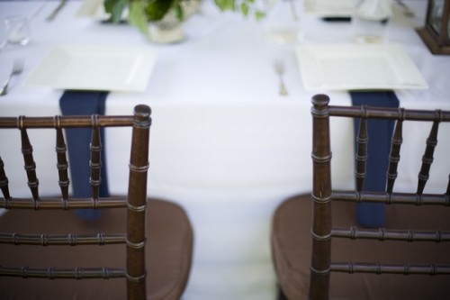 blue-napkins-brown-chivari-chairs-white-linens