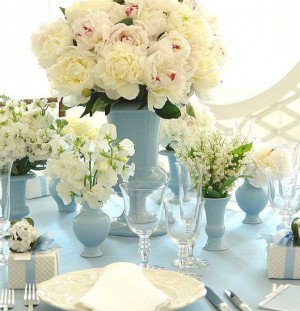 fluffy-white-flowers-in-blue-vases