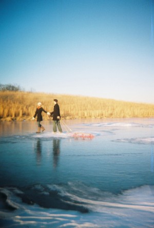 frozen-pond-engagement-photos-9