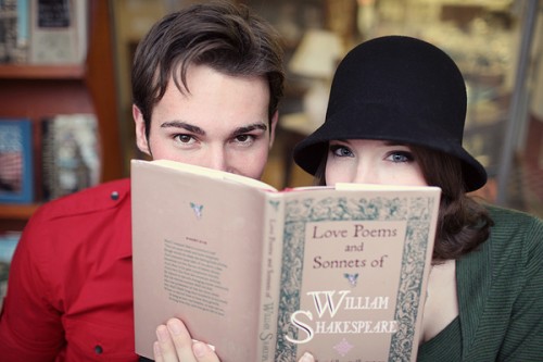 shakespeare-book-engagement-photos