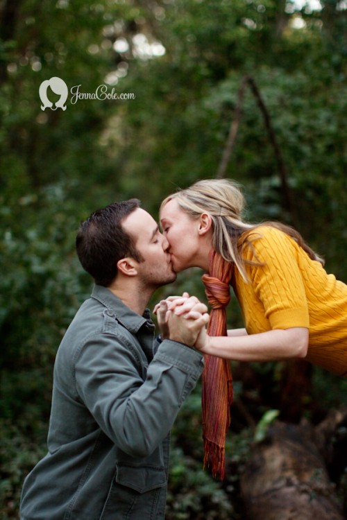 engagement-photos-kiss