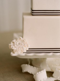 wedding-cake-black-and-white-detail