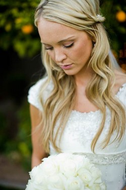 bride-with-loose-natural-hairstyle