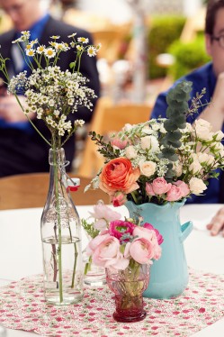 flowers-in-jars-wedding-centerpiece-ideas