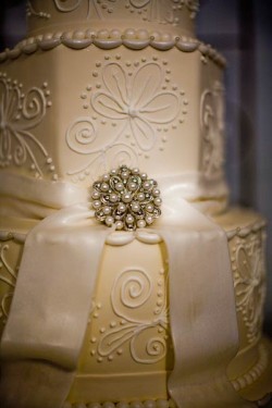 ivory-wedding-cake-white-ribbon