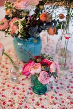 pink-flowers-in-blue-vase-romantic-wedding-ideas