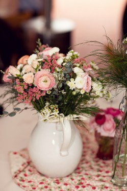 pink-white-flowers-in-white-pitcher-wedding-centerpiece-ideas