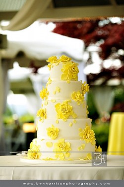 wedding-cake-with-yellow-roses-icing