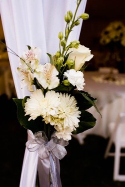 white-flowers-tent-pole-decoration