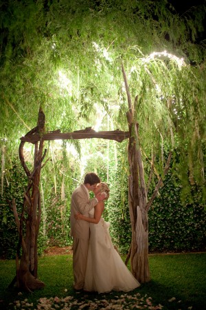 Bride-and-Groom-under-Weeping-Willow