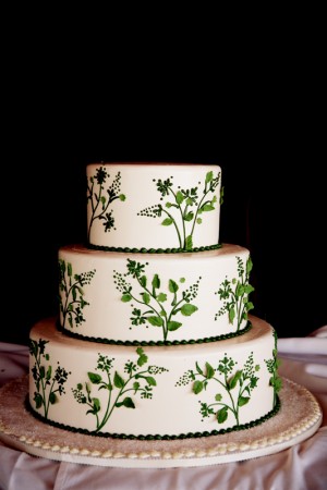 Green-and-White-Wedding-Cake-Honeymoon-Sweets