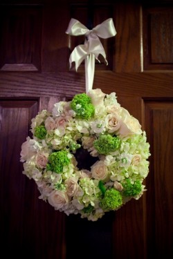 Hydrangea-and-Rose-Wedding-Wreath-Decor