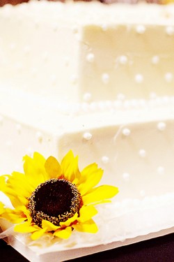 White-Wedding-Cake-with-Sunflowers