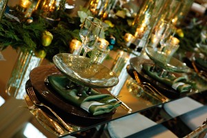 Green-and-Gold-Holiday-Table-Decor