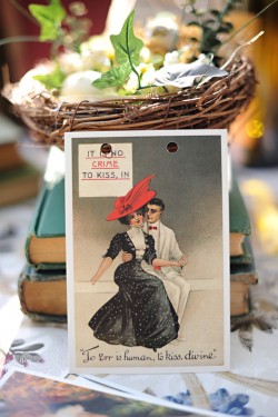 Vintage-Postcard-Wedding-Ideas