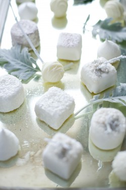Marshmellow-Wedding-Dessert-Table