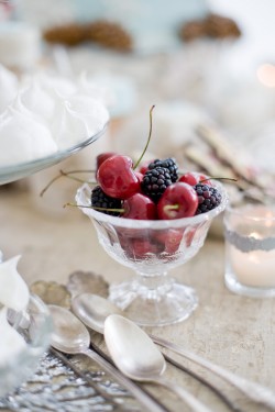 Winter-Wedding-Dessert-Table-Ideas-3