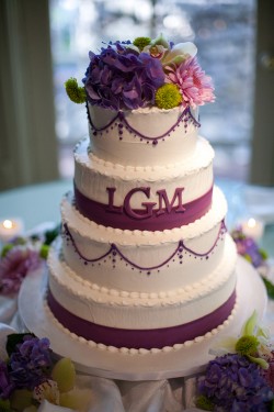 purple-accent-wedding-cake