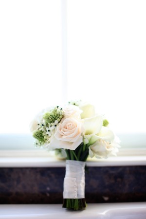 Romantic-Peach-and-White-Bouquet